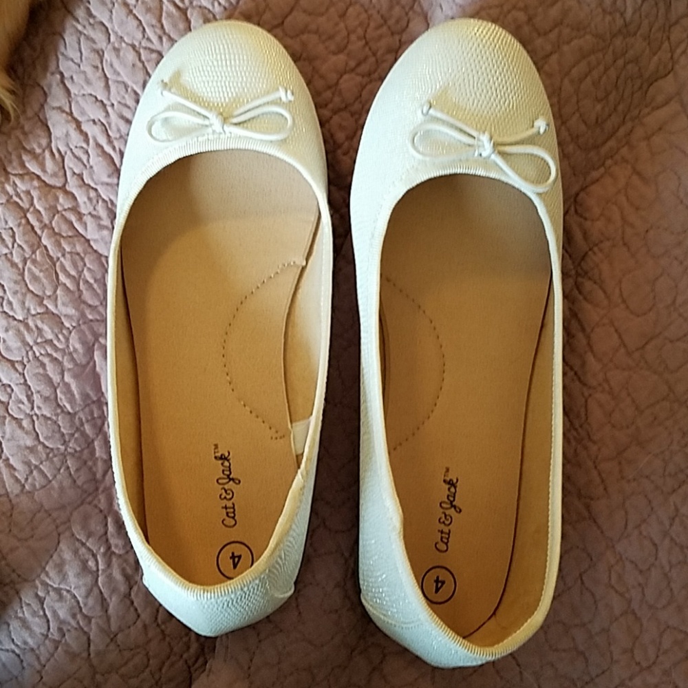 Cat & Jack Girls' White Flats size 4